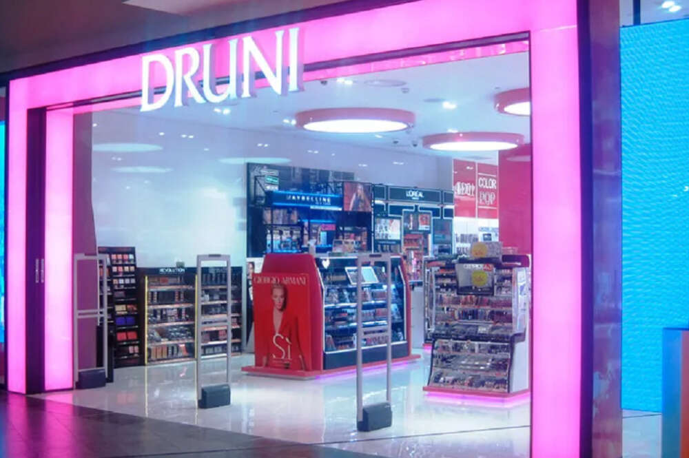 Fachada exterior en tono rosa de una tienda de Druni