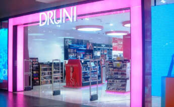 Fachada exterior en tono rosa de una tienda de Druni