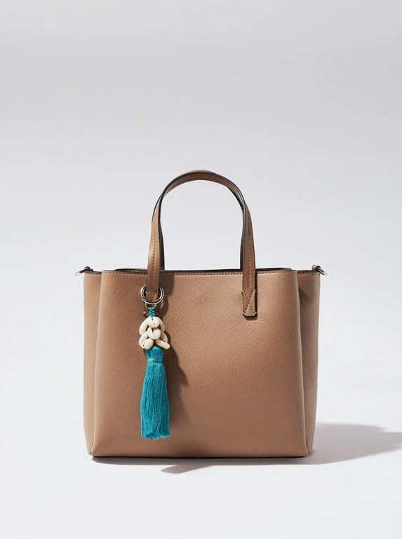 El bolso tote de Parfois en color marrón con un colgante en azul