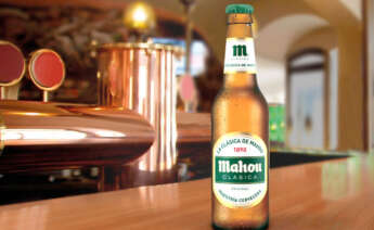 Un botellín de la cerveza Mahou Clásica