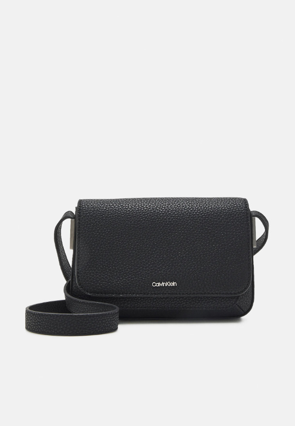 El bolso bandolera negro de diario de Calvin Klein