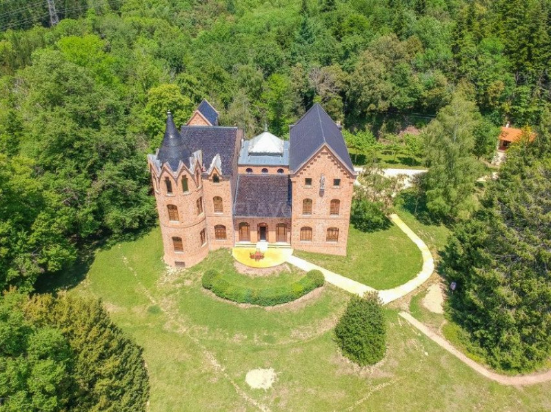La propiedad situada en Sant Hilari Sacalm emula un castillo francés. Foto: Idealista.
