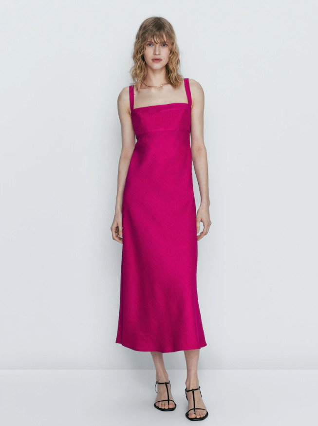 El vestido midi rosa de lino de Massimo Dutti