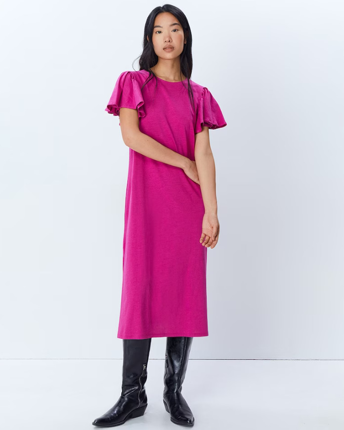 El vestido básico con manga corta con volantes de Sfera en color rosa fucsia