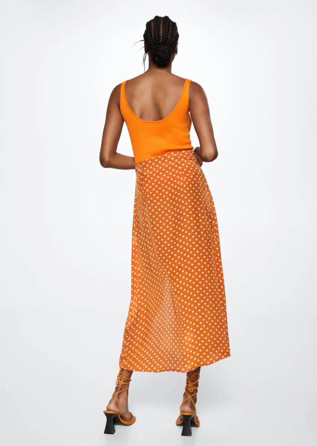 La falda midi de lunares en color naranja de Mango Outlet