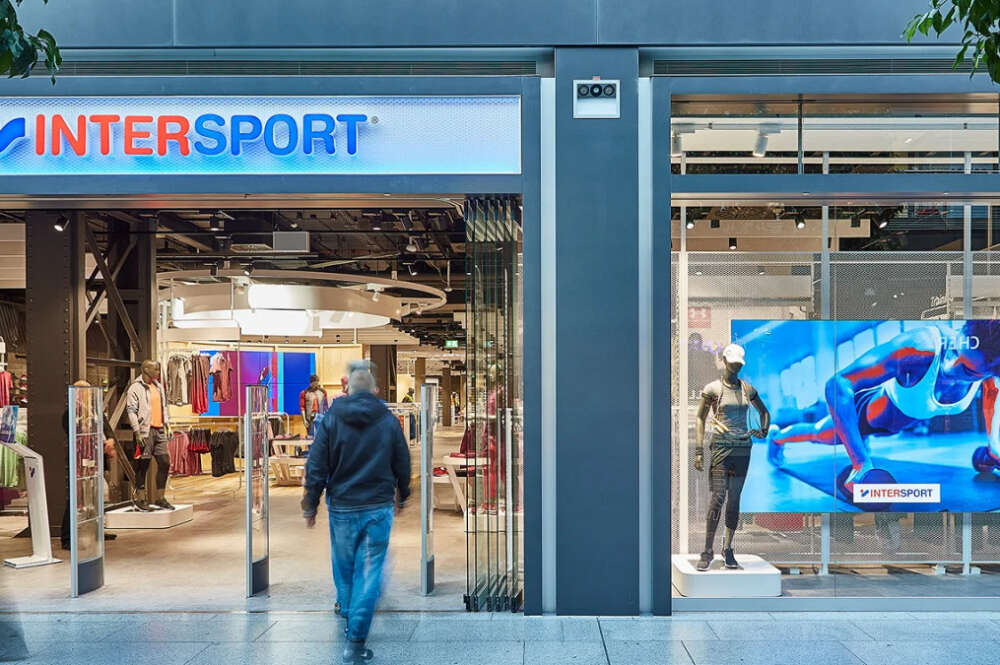 Fachada exterior de una tienda de Intersport