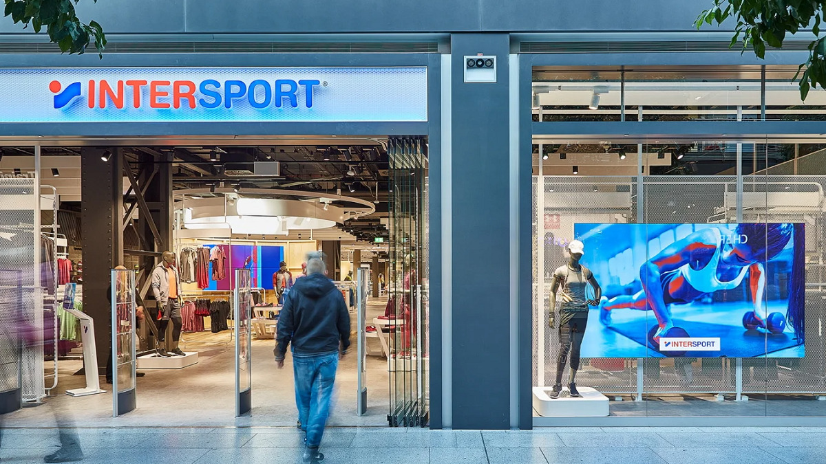 Fachada exterior de una tienda de Intersport