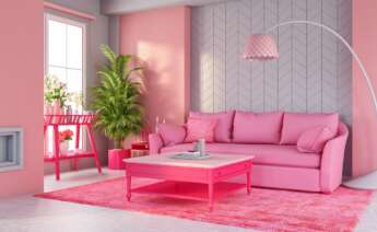 El interior de una casa decorada en color rosa