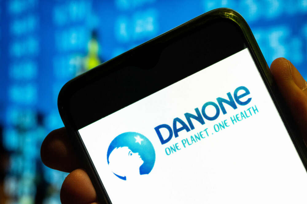 Un teléfono móvil con el logo y lema de Danone en pantallla