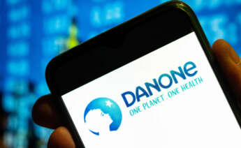 Un teléfono móvil con el logo y lema de Danone en pantallla
