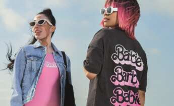 Dos chicas posan con la nueva colección de Barbie de Primark