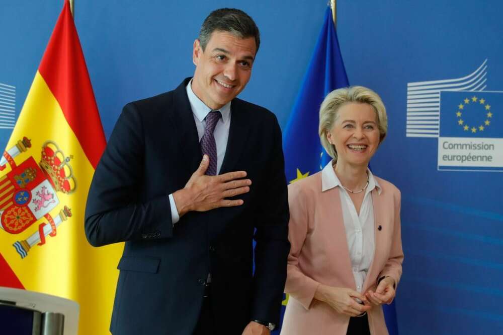 La presidenta de la Comisión Europea, Ursula von der Leyen, junto al presidente del Gobierno, Pedro Sánchez. EFE