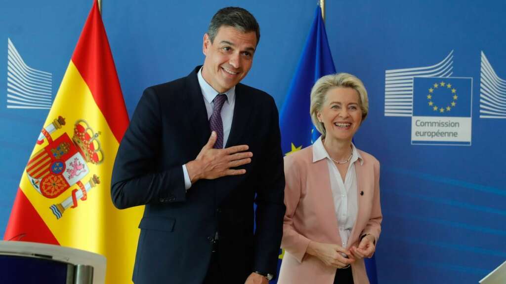 La presidenta de la Comisión Europea, Ursula von der Leyen, junto al presidente del Gobierno, Pedro Sánchez. EFE
