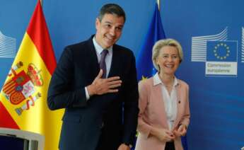 La presidenta de la Comisión Europea, Ursula von der Leyen, junto al presidente del Gobierno, Pedro Sánchez. EFE
