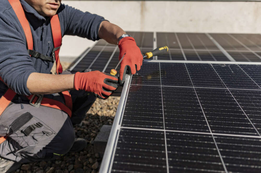 Descubre cómo las viviendas ecológicas están reduciendo drásticamente los gastos eléctricos para sus propietarios. Foto: Envato