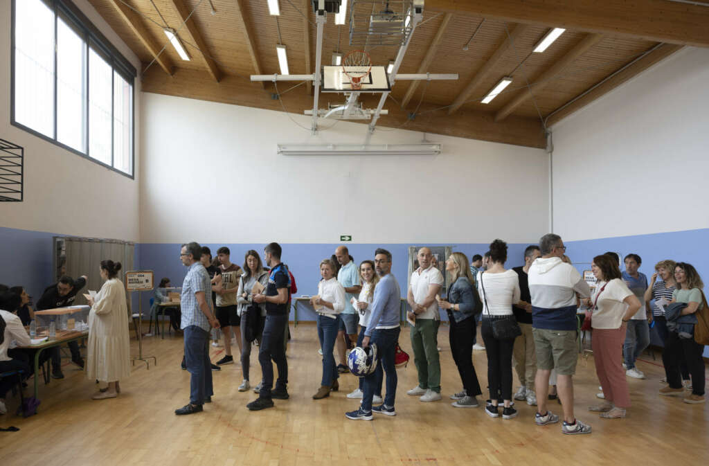 Si se producen ausencias, los primeros en llegar al colegio electoral pueden suplirlas. mesa. EFE/ Villar López