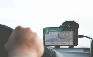 Google Maps te ayuda a evitar multas: detecta y avisa de los radares en tu ruta. Foto: Envato