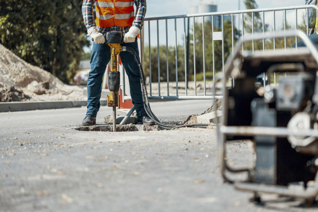 Medidas contundentes para proteger a los trabajadores y reducir accidentes en tramos en construcción. Foto: Envato