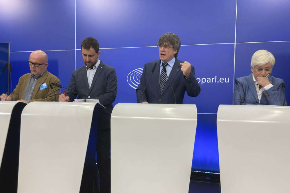 El expresidente catalán Carles Puigdemont, junto con los eurodiputados catalanes Antoni Comin y Clara Ponsati y el abogado Gonzalo Boye. EFE/ Leo Rodríguez