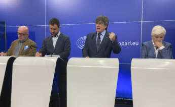 El expresidente catalán Carles Puigdemont, junto con los eurodiputados catalanes Antoni Comin y Clara Ponsati y el abogado Gonzalo Boye. EFE/ Leo Rodríguez