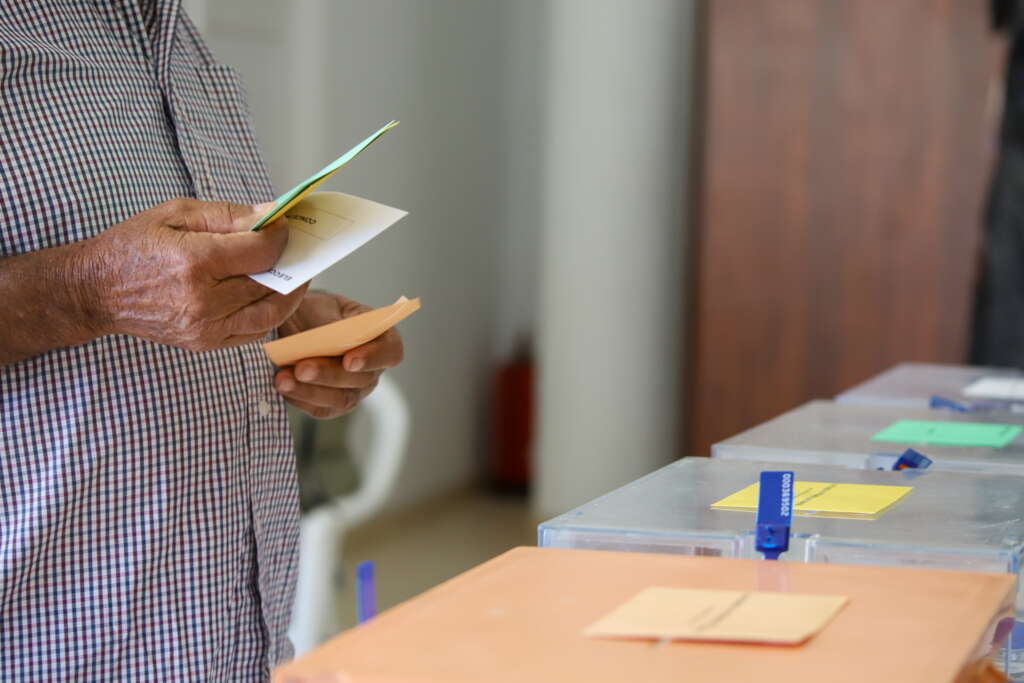 Los miembros de la mesa electoral se eligen por sorteo. Foto: EFE / Luis G Morera
