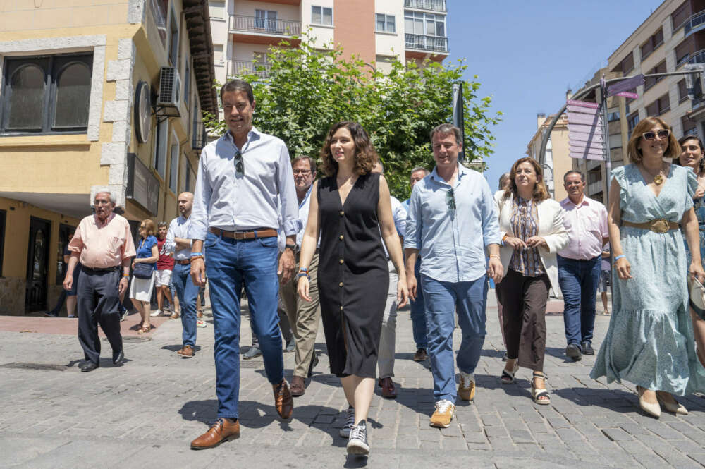 La presidenta de la Comunidad de Madrid y del PP autonómico, Isabel Díaz Ayuso, junto al presidente provincial, Borja Suárez. EFE/Paco Santamaría