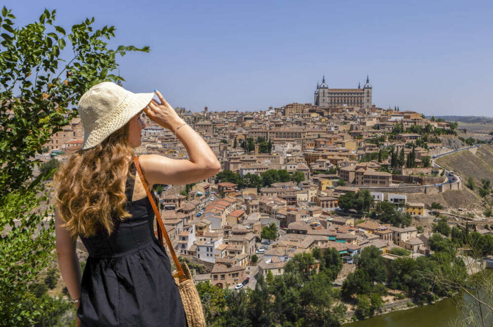 Una mujer hace turismo este martes en Toledo. EFE/ Angeles Visdomine