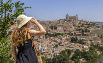 Una mujer hace turismo este martes en Toledo. EFE/ Angeles Visdomine