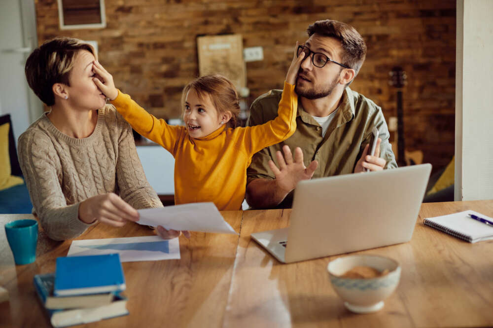 Los menores de edad no pueden heredar las deudas de sus padres. Imagen: Freepik.