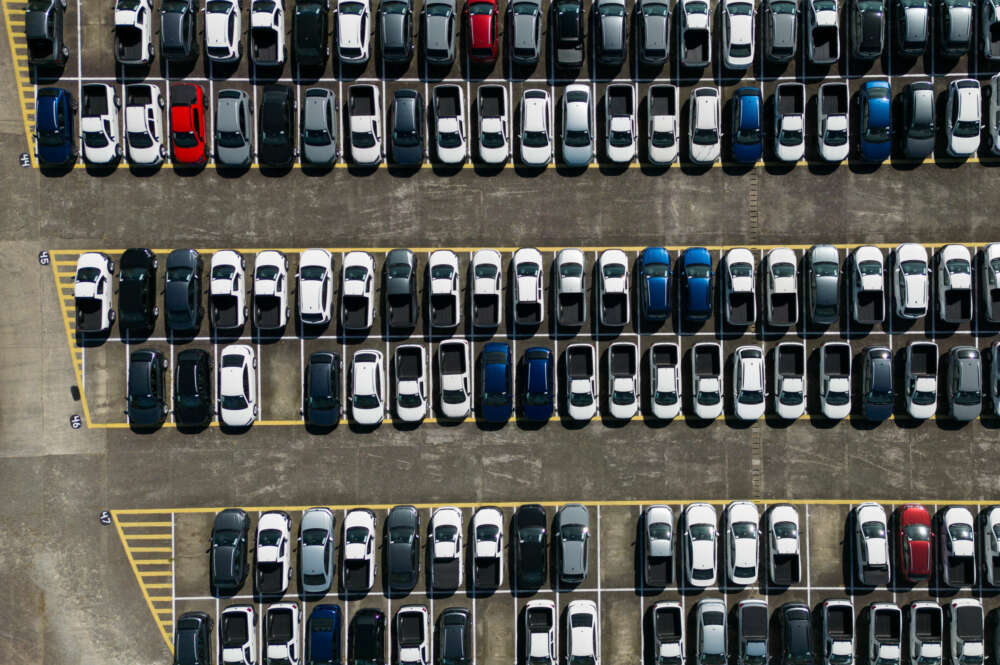 Coches VolksWagen aparcados. El principal competidor de Tesla en Europa