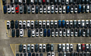 Coches VolksWagen aparcados. El principal competidor de Tesla en Europa