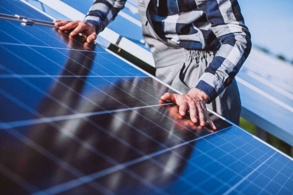 España se encamina hacia un millón de hogares con paneles solares para 2025. Foto: Freepik