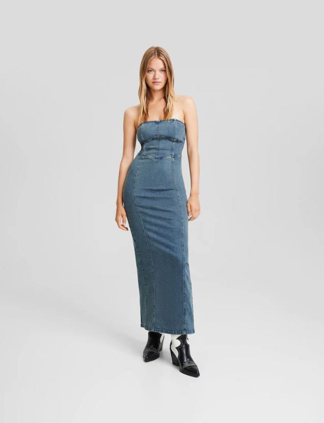El vestido denim largo en color azul con escote tipo bandeau de Bershka