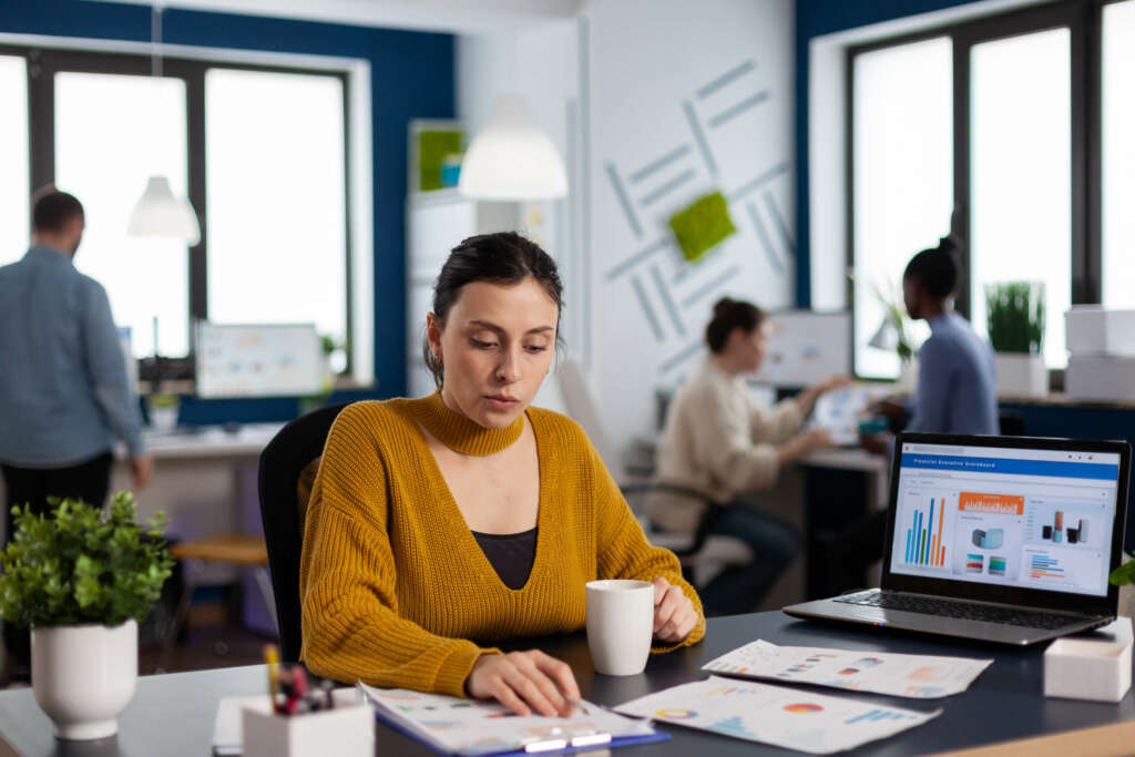 Los Responsables técnicos en el área de tecnología de la información y comunicaciones desempeñan un papel crucial en la coordinación de proyectos y equipos de trabajo. Foto: Envato