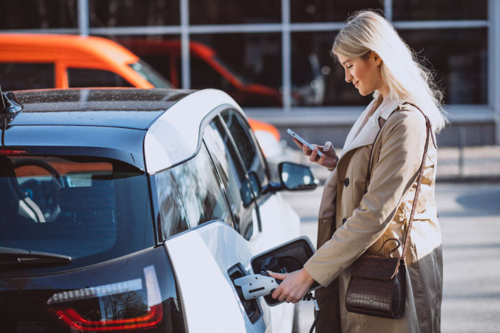 Para acceder a la desgravación se debe comprar un coche eléctrico antes del 31 de diciembre de 2024. Foto: Envato.