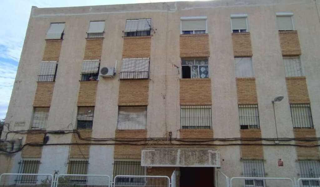 El piso que se vende en Alicante está situado en la segunda planta del edificio. Foto: Haya Inmobiliaria.
