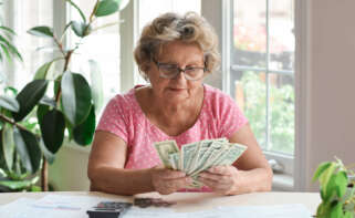 El Gobierno anuncia una subida progresiva de las pensiones contributivas hasta 2027. Foto: Envato
