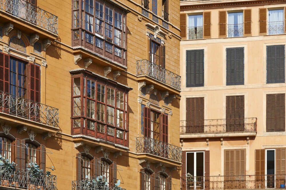 Fachadas de edificios tradicionales en el destino de Mallorca. Islas Baleares. España. Foto: Envato