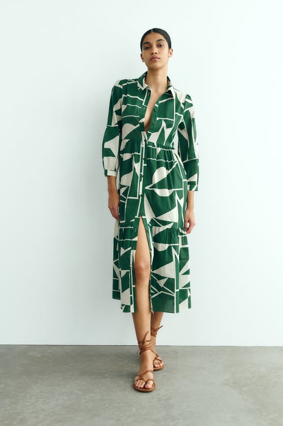 Vestido blanco y verde de Zara. 