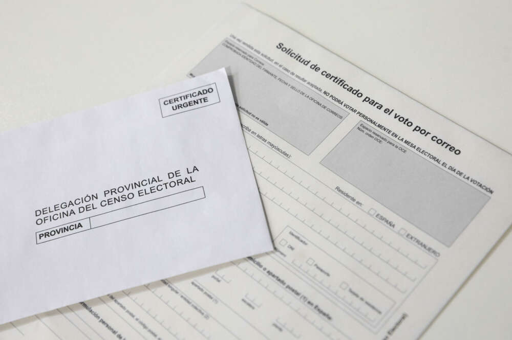 Solicitud de certificado para el voto por correo en una oficina postal. EFE/ Daniel González