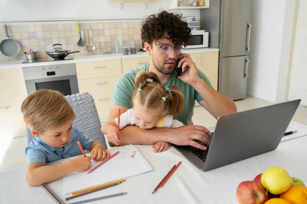 Una de las posibilidades que brinda el teletrabajo es una mayor facilidad para la conciliación familiar. Foto: Freepik,