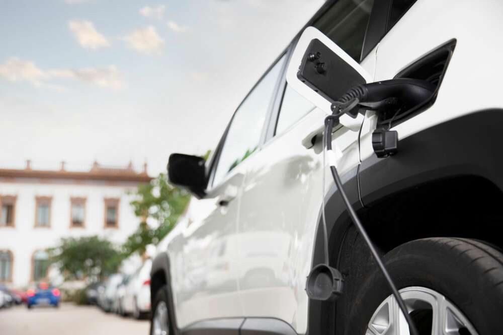 El coche eléctrico permite reducir la contaminación y el ruido. Foto: Freepik.