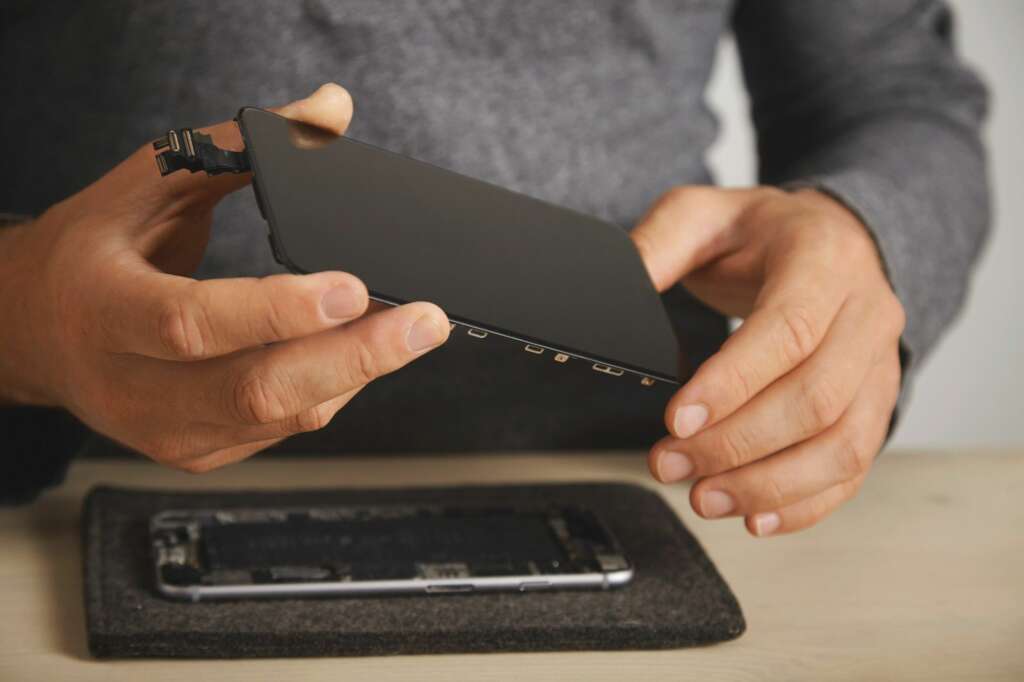 La disponibilidad del recambio y su coste son dos factores esenciales a la hora de reparar un móvil. Foto: Freepik.