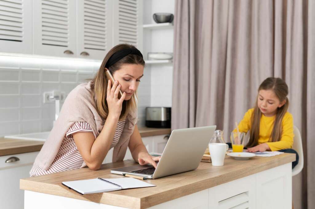 Se pueden llevar a cabo tareas domésticas, si no interfieren en el desarrollo de la actividad laboral. teletrabajo. Foto: Freepik.