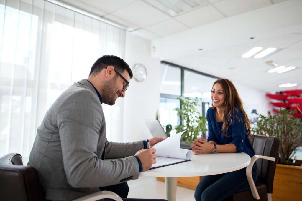 Uno de los requisitos para cobrar el paro es buscar de forma activa empleo. sepe. Foto: Freepik.