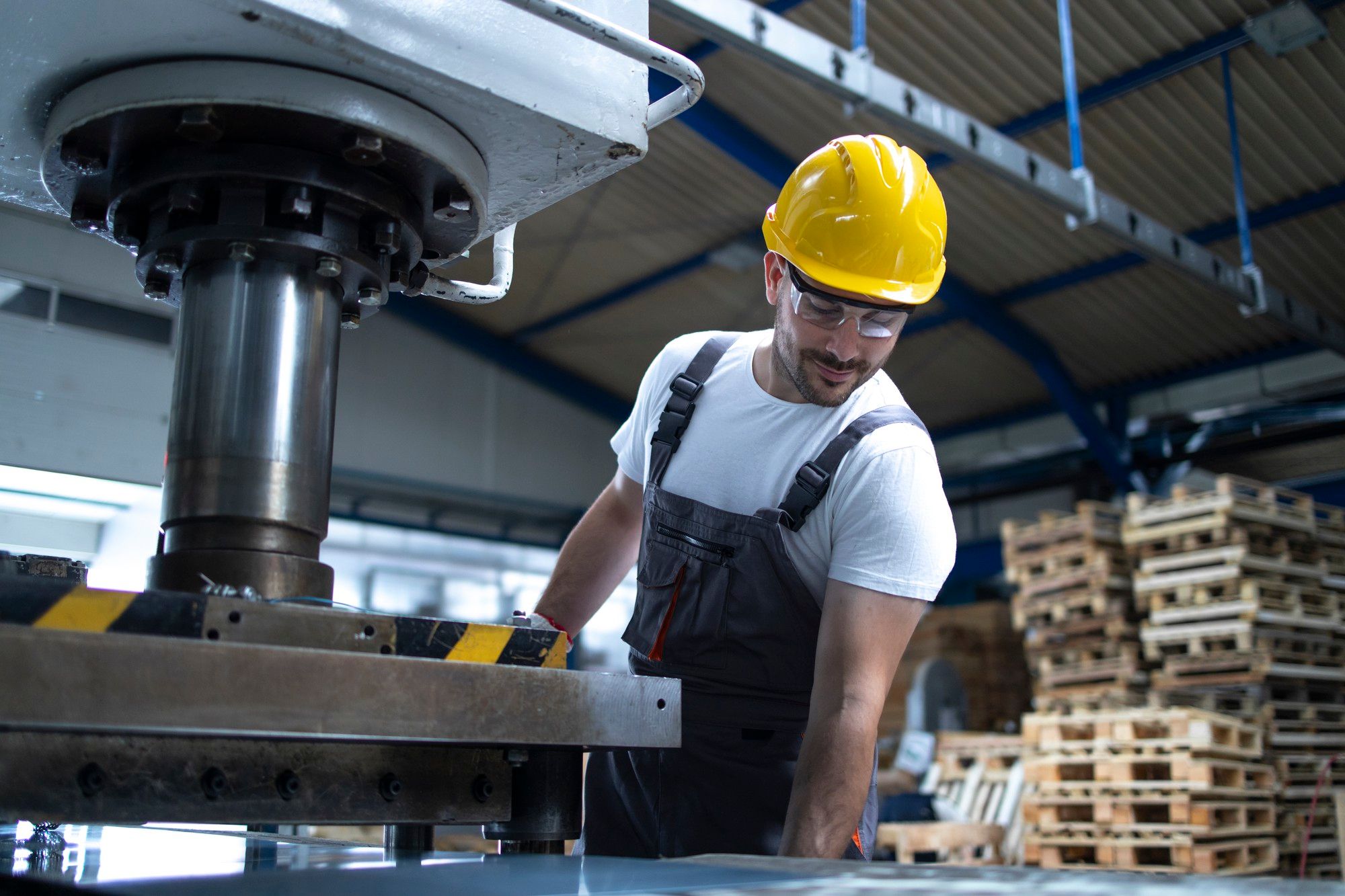 La industria es el sector que registra más absentismo laboral. trabajo. Foto: Freepik.