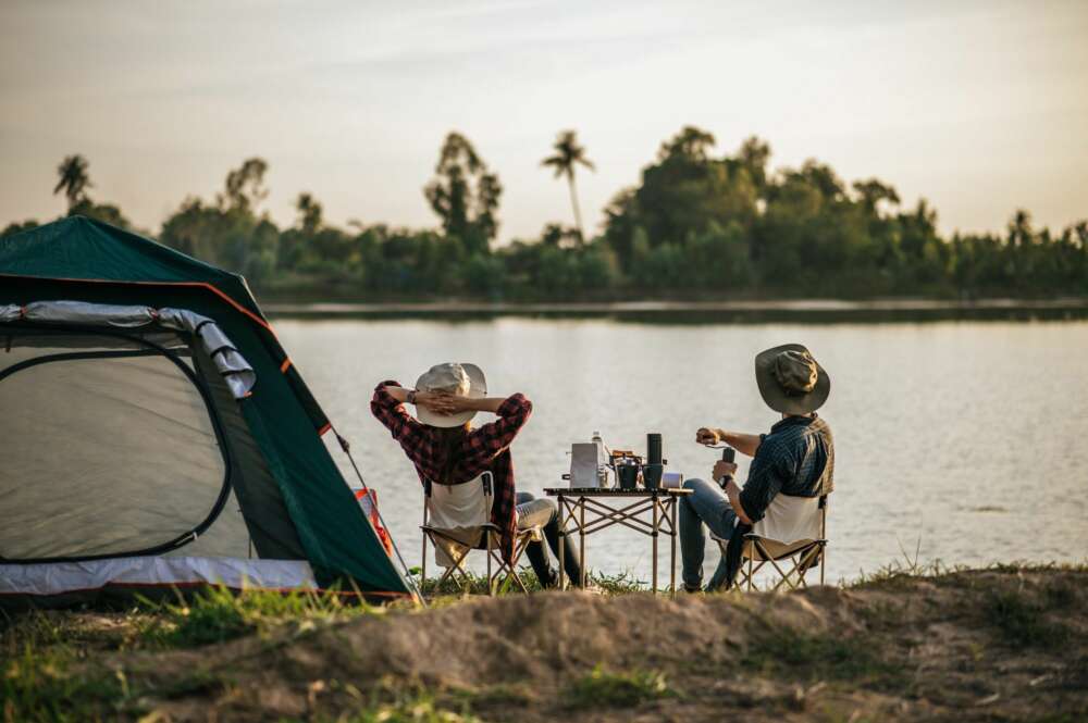 La acampada es una de las opciones para viajar que coge más fuerza. Foto: Freepik.