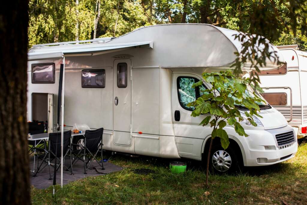 Acampar permite estar en contacto con la naturaleza. autocaravana. Foto: Freepik.