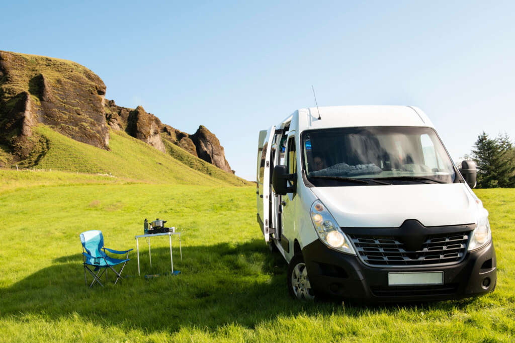 Las campers son las furgonetas que han sido transformadas para poder viajar y dormir en ellas. Foto: Freepik.