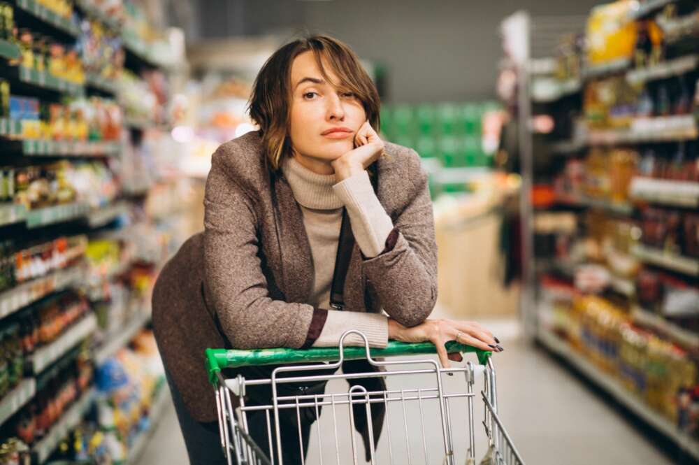 Un estudio de Facua revela que una cadena de supermercados sube precios en algunas ciudades. Foto: Freepik.